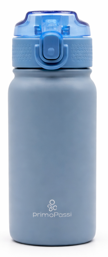 Primo Passi insulated water bottle in dusty blue with a blue flip-top lid.