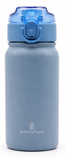 Primo Passi insulated water bottle in dusty blue with a blue flip-top lid.