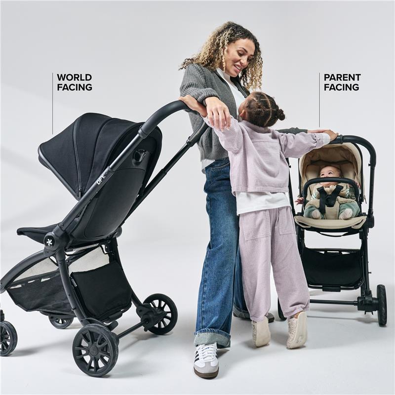 Single stroller in grey shown with a mother and two children, one seated and one interacting, demonstrating world and parent-facing options.