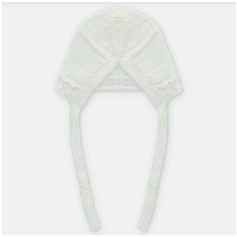 Beige knit bonnet for babies featuring ties, a soft texture, and an elegant design suitable for warmth and style.
