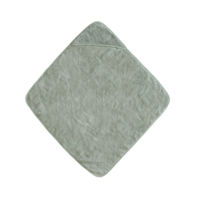 Hooded towel in moss green color, featuring a soft texture and a pointed hood for children.