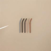 Silicone straws in forest colors: light blue, dark green, beige, light brown, and dark brown, arranged on a beige background.