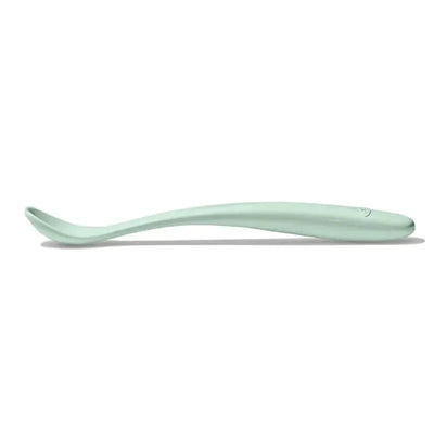 Feeding spoon from Oxo in soft silicone, featuring a curved design in opal color for easy feeding.