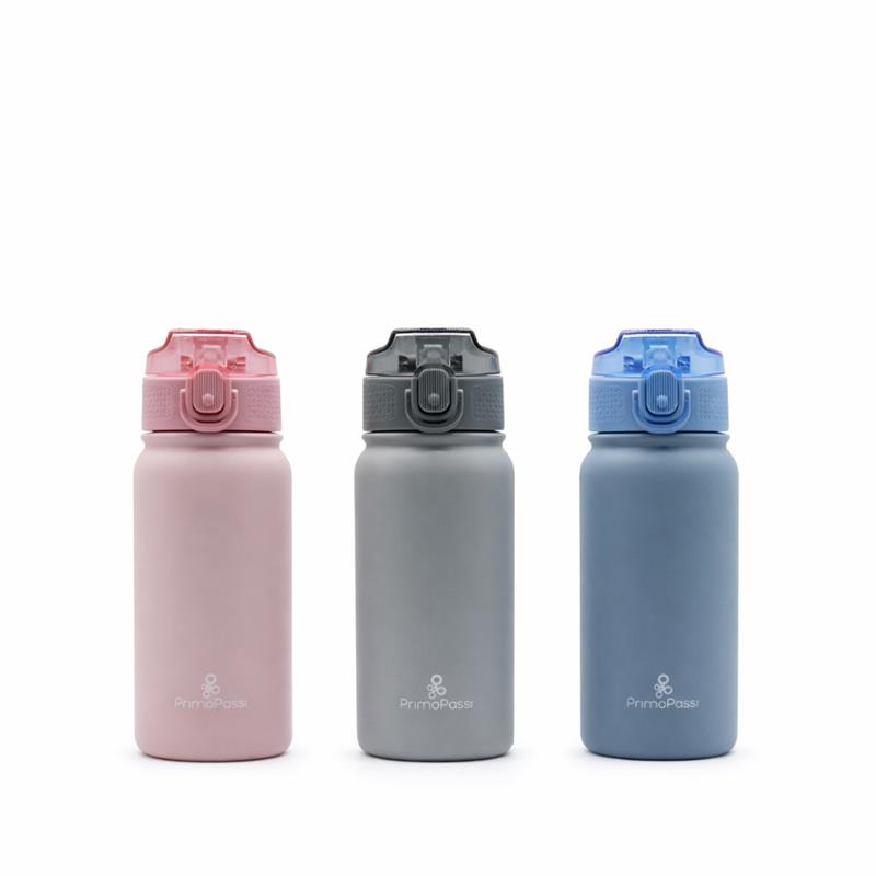Kids insulated straw water bottles in pink, gray, and blue, featuring secure lids and Primo Passi branding.