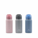 Kids insulated straw water bottles in pink, gray, and blue, featuring secure lids and Primo Passi branding.