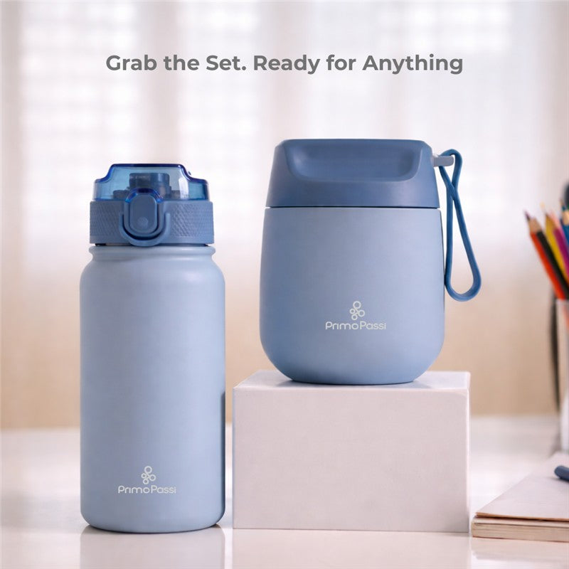 Primo Passi insulated bottle in dusty blue beside an insulated food jar, both showcasing a modern design and robust build.