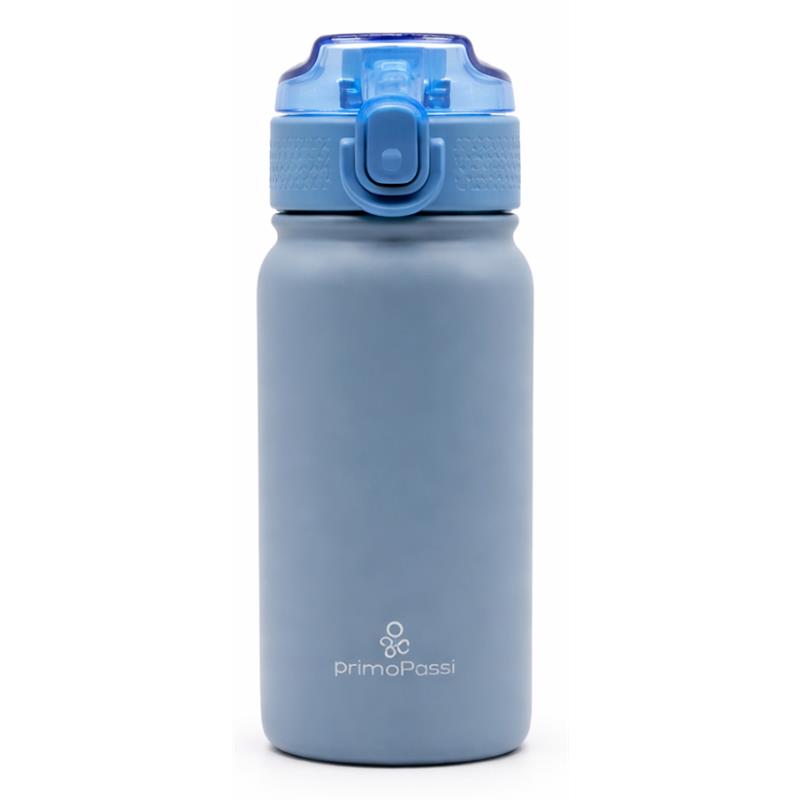 Insulated water bottle in dusty blue, featuring a secure blue lid and a soft-touch matte finish with primoPassi branding.
