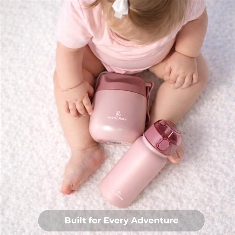 Insulated bottle and food jar in rose pink, placed near a baby sitting on a soft surface, showcasing the brand Primo Passi.