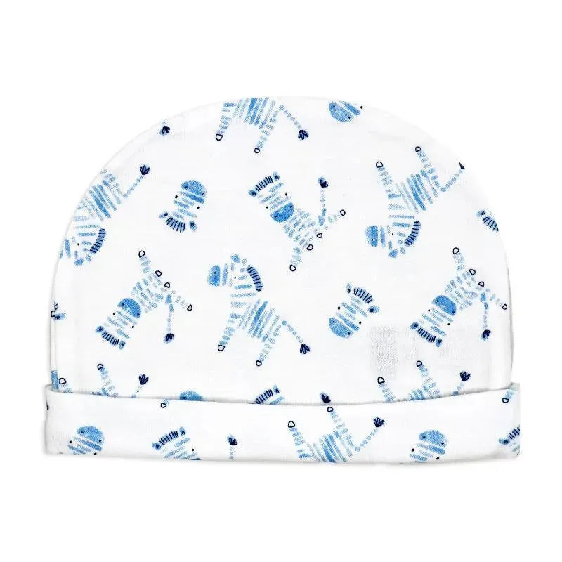 White baby hat featuring blue giraffe prints, part of the Rose Textile 8-piece gift set for boys.